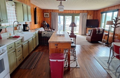 Rhinelander Cabaña | Lakeview+Sunny Beach+RELAXING 3 BR Home on Lake Thompson with WiFi, Central AC