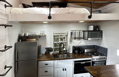 Mills River Cabina | Lakeview tiny home with a loft, full kitchen, furnished deck, & firepit