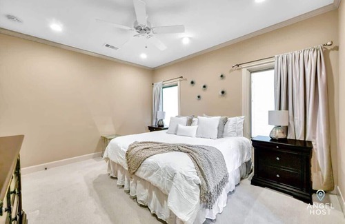 The Woodlands Apartamento | Lakeview Villa | Ideal Monthly Stay | Private Pool