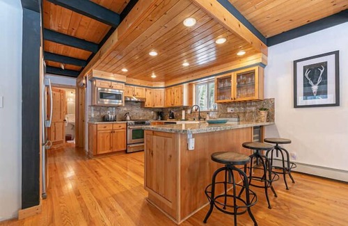 Tahoe Pines Casa | Lakewalk Lodge by Tahoe Getaways, Pet-Friendly w/Sauna & Beach