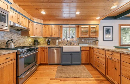 Tahoe Pines Casa | Lakewalk Lodge by Tahoe Getaways, Pet-Friendly w/Sauna & Beach