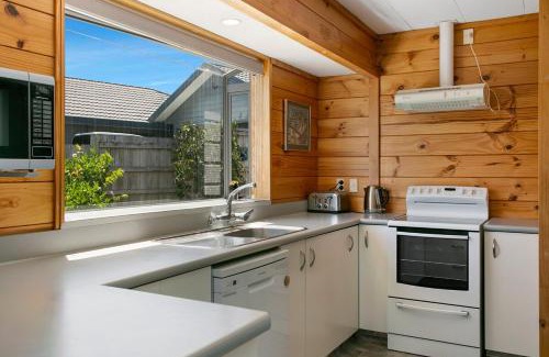 Taupo Casa | Lakewood Cottage, Cozy Lakeview Stay in Central Taupo