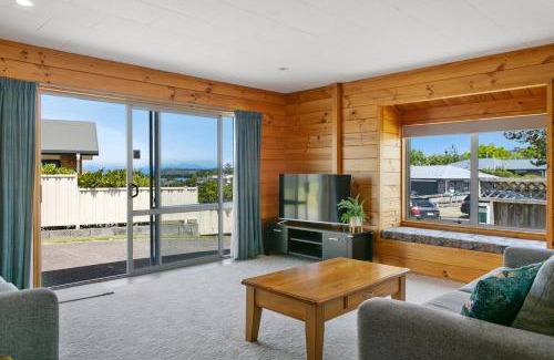 Taupo Casa | Lakewood Cottage, Cozy Lakeview Stay in Central Taupo