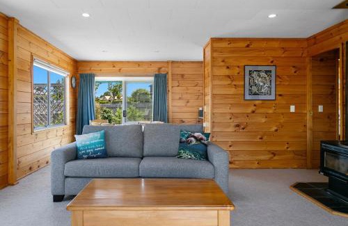 Taupo Casa | Lakewood Cottage, Cozy Lakeview Stay in Central Taupo