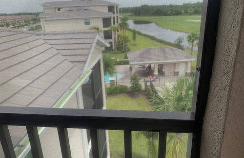 Lakewood Ranch Condominio | Lakewood National Golf Club Penthouse Condo with Luxury Amenities - Pet Welcome