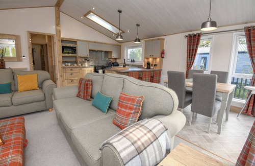 Woodhall Spa Cabaña | LAKEWOOD RETREAT, pet friendly, with hot tub in Woodhall Spa