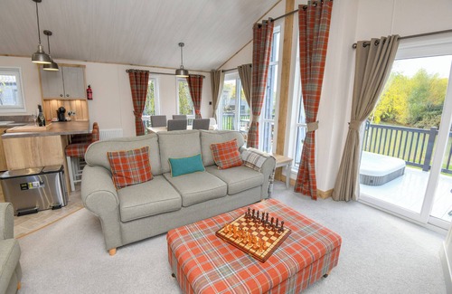 Woodhall Spa Cabaña | LAKEWOOD RETREAT, pet friendly, with hot tub in Woodhall Spa