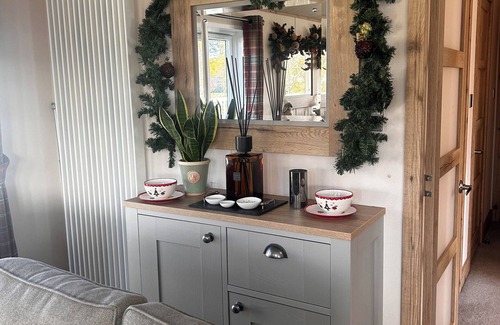 Woodhall Spa Cabaña | LAKEWOOD RETREAT, pet friendly, with hot tub in Woodhall Spa