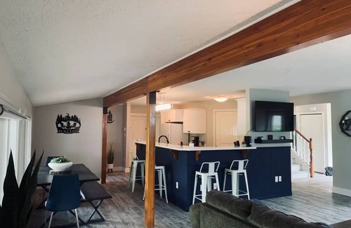 Lake Cowichan Casa | Lakey McLakehouse