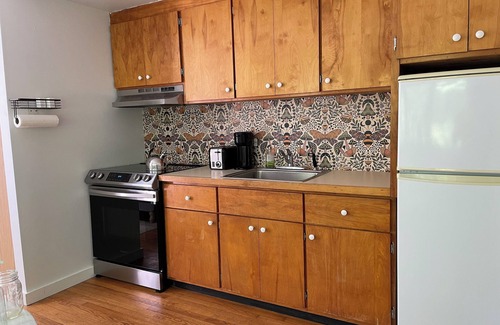Vineyard Haven Casa | Lamberts Cove Beach House 3+ Bedroom w/ Carriage House Apartment 1.4 mi to beach