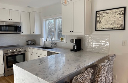 Vineyard Haven Casa | Lamberts Cove Beach House 3+ Bedroom w/ Carriage House Apartment 1.4 mi to beach