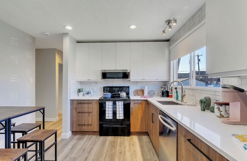 West Edmonton Casa | Lana - Walk to WEM, 4bdrms, Sleeps 10, fast WIFI