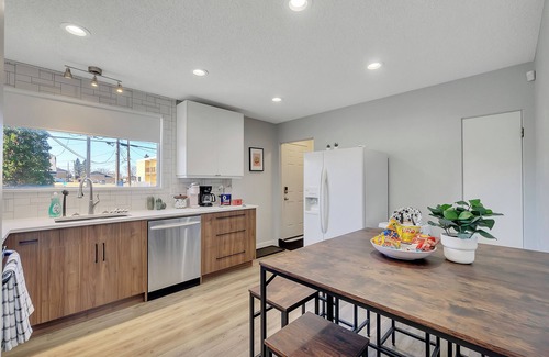 West Edmonton Casa | Lana - Walk to WEM, 4bdrms, Sleeps 10, fast WIFI