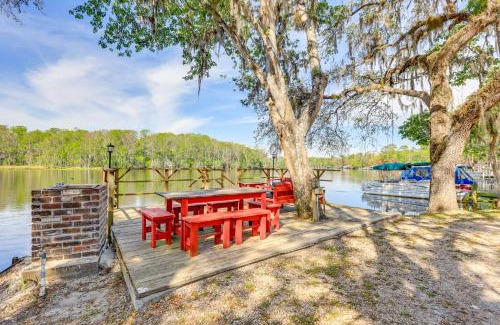 Chiefland Apartamento | Lanai and Fire Pit Riverfront Studio in Chiefland!