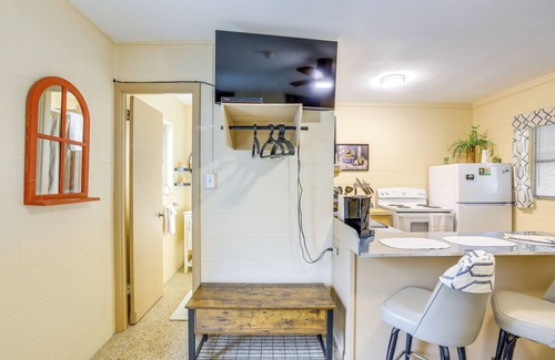 Chiefland Apartamento | Lanai & Fire Pit: Riverfront Studio in Chiefland!