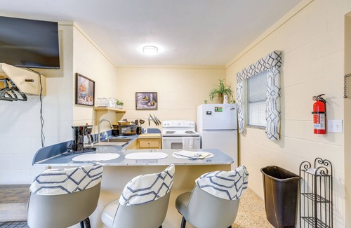 Chiefland Apartamento | Lanai & Fire Pit: Riverfront Studio in Chiefland!