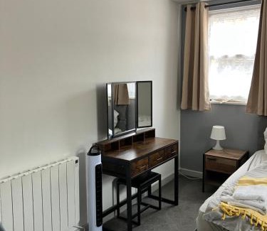 Burnham Apartamento | Lancing Apartments - Spacious 2 Bed - Sleeps 6 - Burnham Village