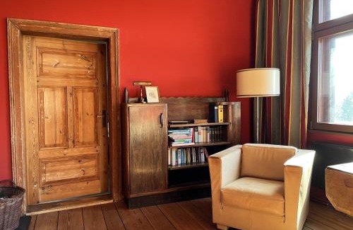 Schwarz Apartamento | Landbahnhof Buschhof 2. Stock