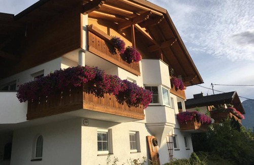 Arzl im Piztal Apartamento | Landhaus Alpenzeit - Bergkristall