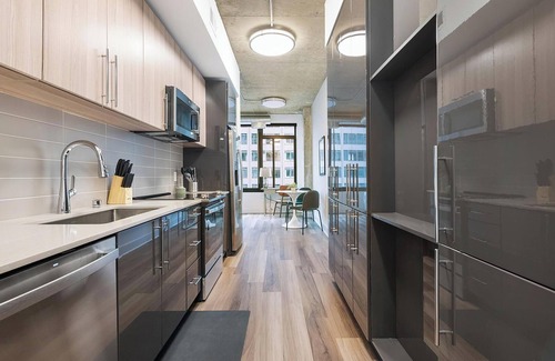 Baileys Crossroads Apartamento | Landing | Chic 1BD, Game Room, Gym