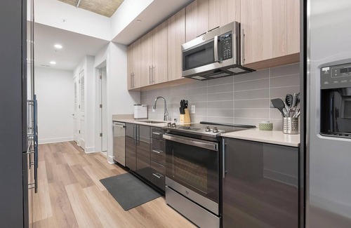 Baileys Crossroads Apartamento | Landing | Chic 1BD, Game Room, Gym