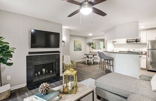 Sunbeam Apartamento | Landing | Amazing 1BD, Tennis Court, Courtyard
