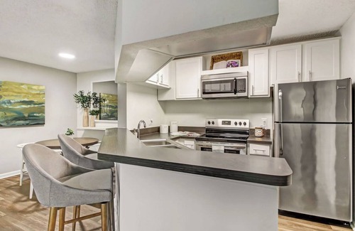 Sunbeam Apartamento | Landing | Amazing 1BD, Tennis Court, Courtyard