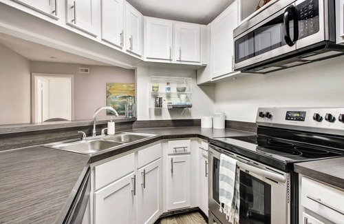 Sunbeam Apartamento | Landing | Amazing 1BD, Tennis Court, Courtyard