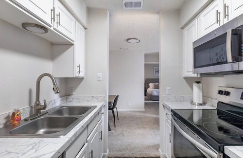Denton Apartamento | Landing | Spectacular 1BD, Pool, Courtyard