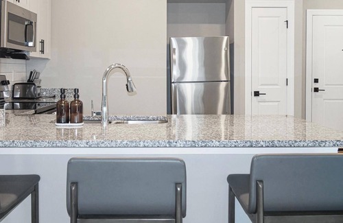 Fort Myers Apartamento | Landing | Chic 2BD, Yoga Studio, Gym