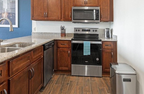 Overland Park Apartamento | Landing at Carson Street Towers - 1 Bedroom in Downtown Overland Park