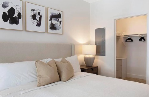 Lincoln Acres Apartamento | Landing at Del Oro on Broadway - 1 Bedroom in Downtown Chula Vista