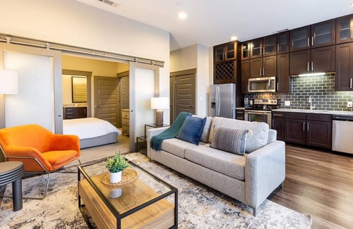 Vickery Meadow Apartamento | Landing at Galleries at Park Lane - Studio in Vickery Meadow