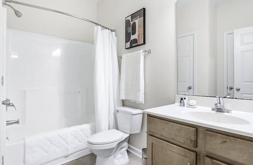 Greensboro Apartamento | Landing at Hawthorne at Horse Pen Creek - 2 Bedrooms in Downtown Greensboro