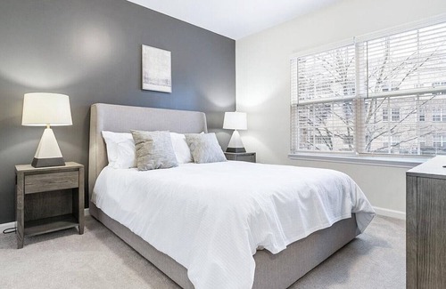 Greensboro Apartamento | Landing at Hawthorne at Horse Pen Creek - 2 Bedrooms in Downtown Greensboro