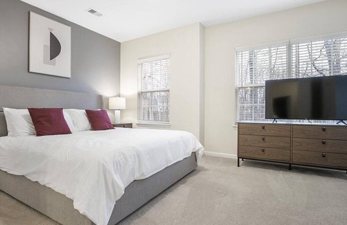 Greensboro Apartamento | Landing at Hawthorne at Horse Pen Creek - 2 Bedrooms in Downtown Greensboro