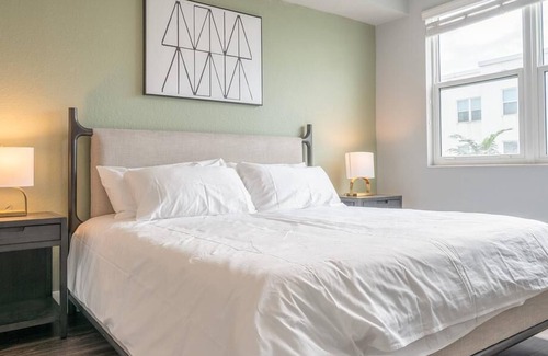 Sunrise Apartamento | Landing at Portico - 1 Bedroom in Downtown Sunrise