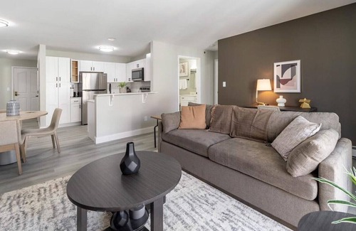 Waukesha Apartamento | Landing at River's Edge - 2 Bedrooms in Downtown Waukesha