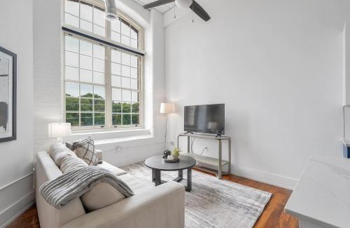Greenville Apartamento | Landing at The American Spinning Mill - Greenville