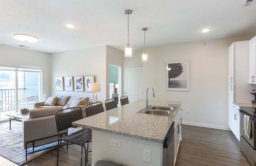 Joslyn Castle Apartamento | Landing at The Duke of Omaha Apartments - 2 Bedrooms in Dodge Street Corridor