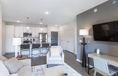 Joslyn Castle Apartamento | Landing at The Duke of Omaha Apartments - 2 Bedrooms in Dodge Street Corridor