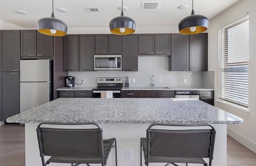 Fort Worth Apartamento | Landing at The Standard River District - 1 Bedr...