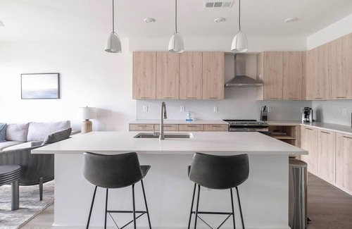 Crestline Heights Apartamento | Landing | Stylish 1BD, Gym, Pool