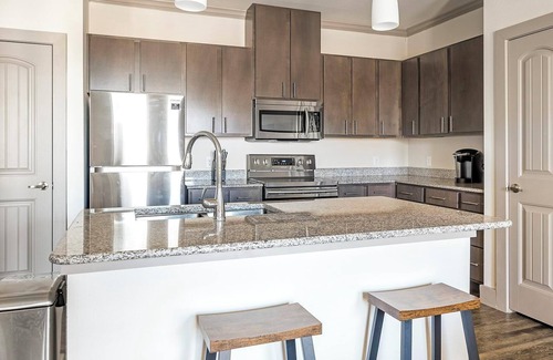 Manor Apartamento | Landing at The Flats at Shadowglen - 1 Bedroom ...