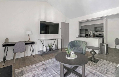 Green Hills Apartamento | Landing | Stunning 1BD, Courtyard, Gym