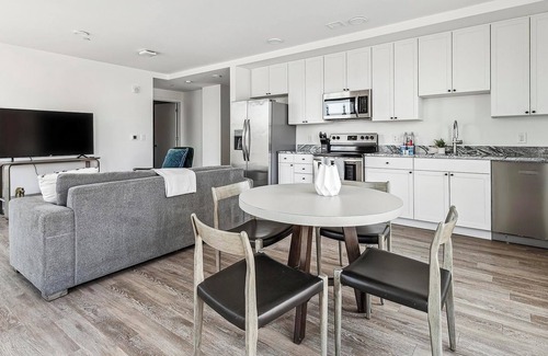 Greektown Historic District Apartamento | Landing | Beautiful 2BD, Clubhouse, Gym