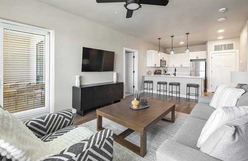 Goodyear Apartamento | Landing | Chic 2BD, Clubhouse