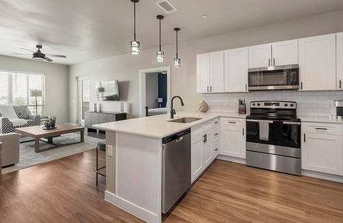 Goodyear Apartamento | Landing | Chic 2BD, Clubhouse