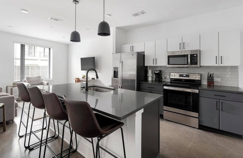 Eighth Avenue Apartamento | Landing | Beautiful 2BD, Courtyard, Clubhouse