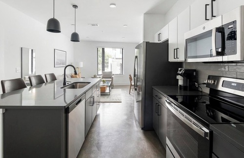 Eighth Avenue Apartamento | Landing | Beautiful 2BD, Courtyard, Clubhouse